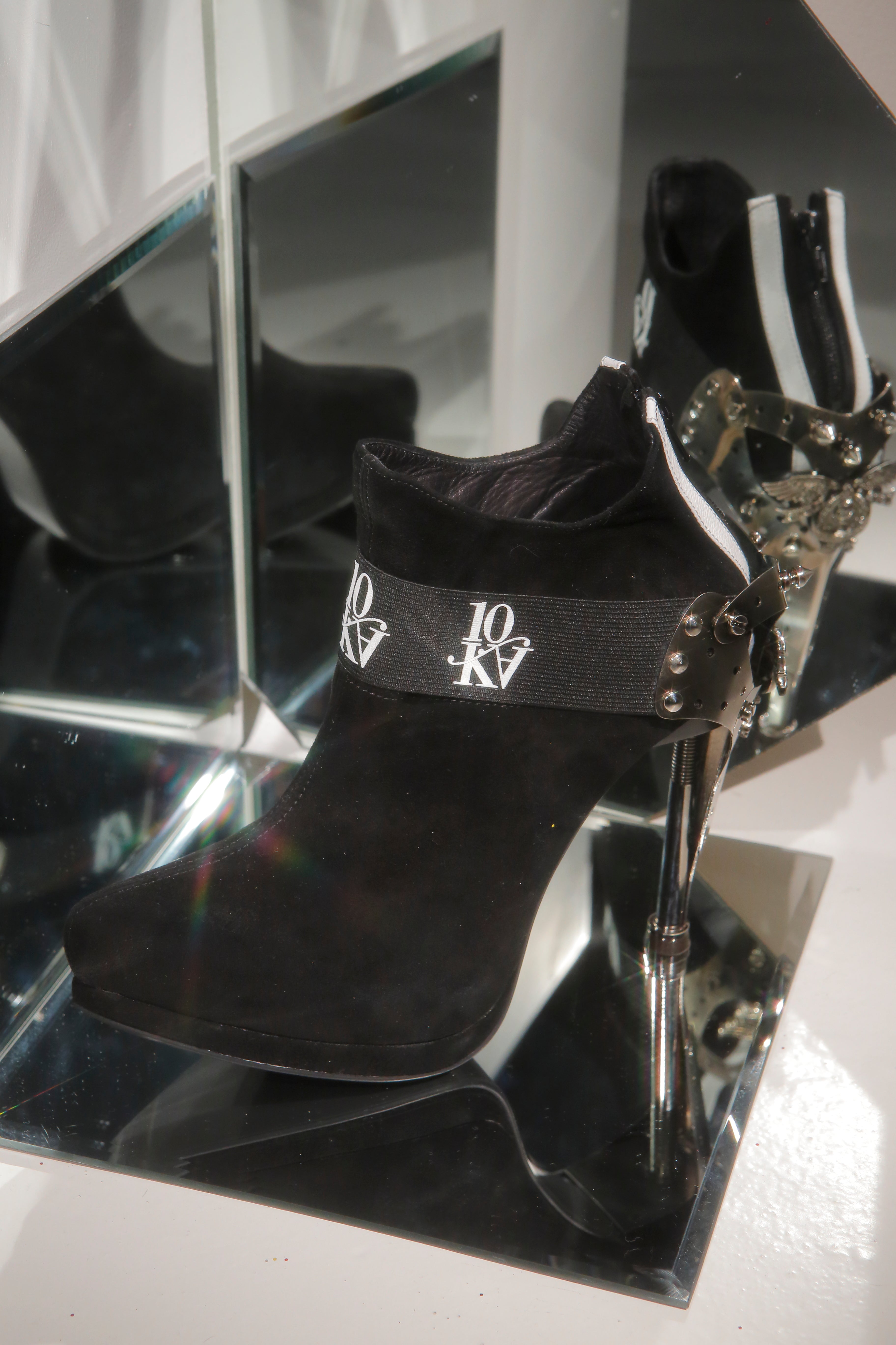 Bota de tacón de aguja 10KA “Cyber-Spine”